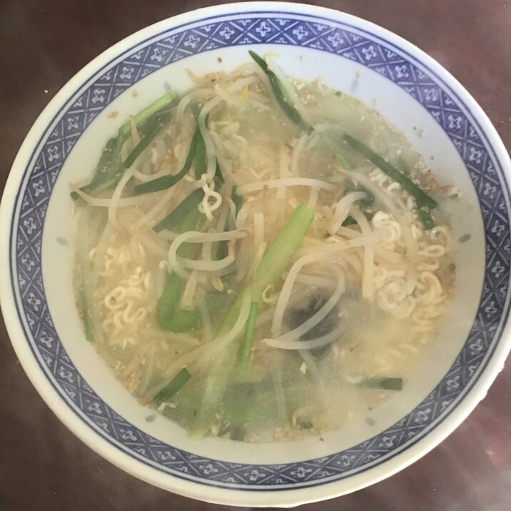 ニラともやしのサッポロ一番塩ラーメン。